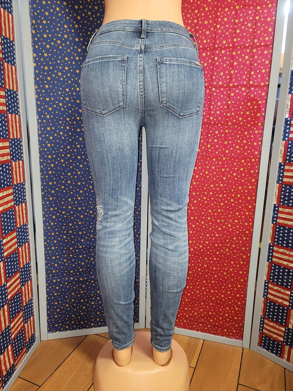 Light Wash Embroidered Skinny Jeans - Women - Picture 2 of 9